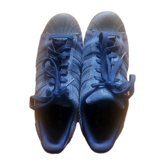 Athletic_Shoes